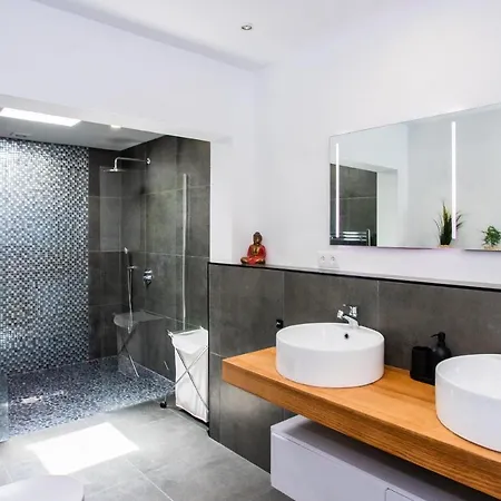 Villa Gorgeous Newly Renovated 4-bedroom Villa!